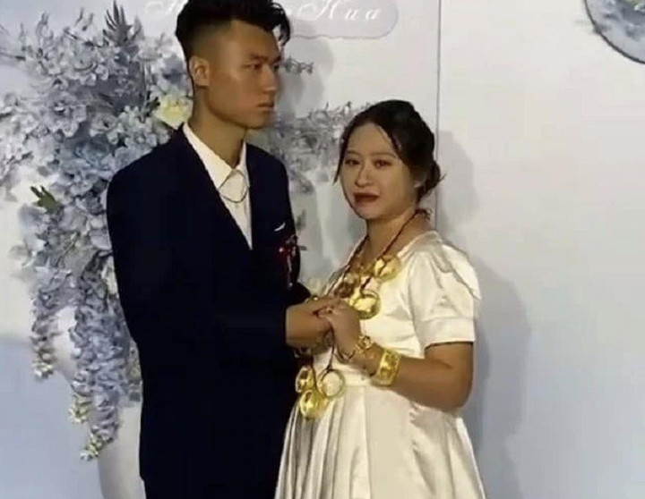 Chú rể trưng bộ mặt 'khó hiểu' suốt lễ cưới dù được nhà gái tặng 27 tỷ hồi môn - 1