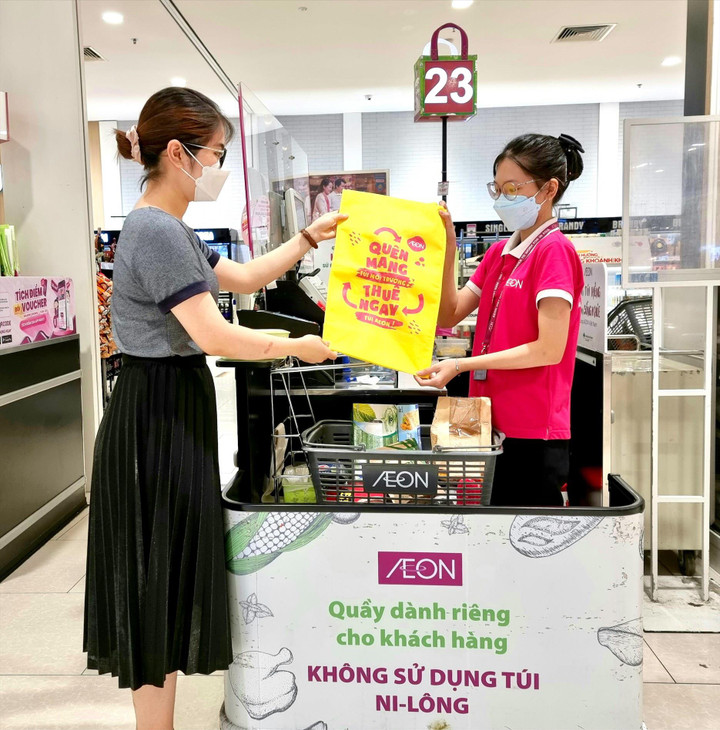 AEON Việt Nam triển khai sáng kiến cho mượn túi môi trường - 1