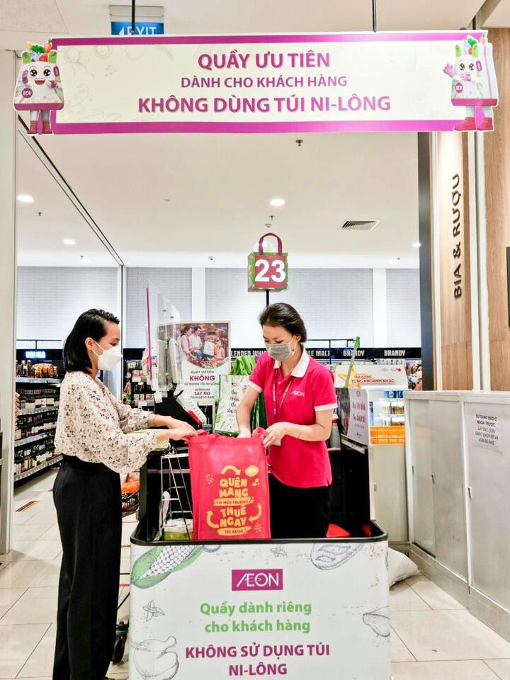 AEON Việt Nam triển khai sáng kiến cho mượn túi môi trường - 2