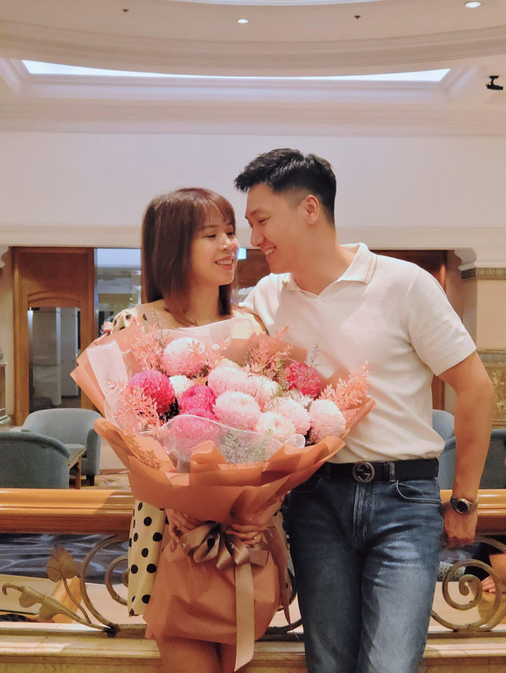 Sao Việt 21/6: Mạnh Trường khoe vợ có bầu, Hoà Minzy đón hoàng hôn bên con trai - 3