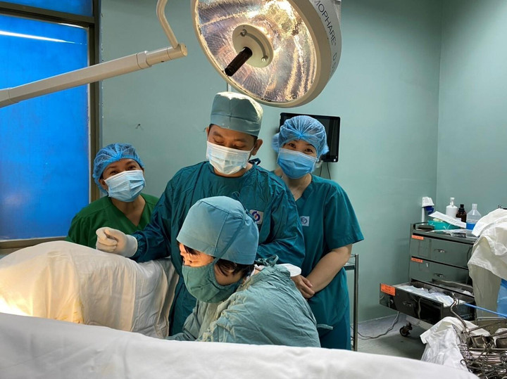 10 ngày cân não cứu người phụ nữ bị áp xe phần phụ - 1