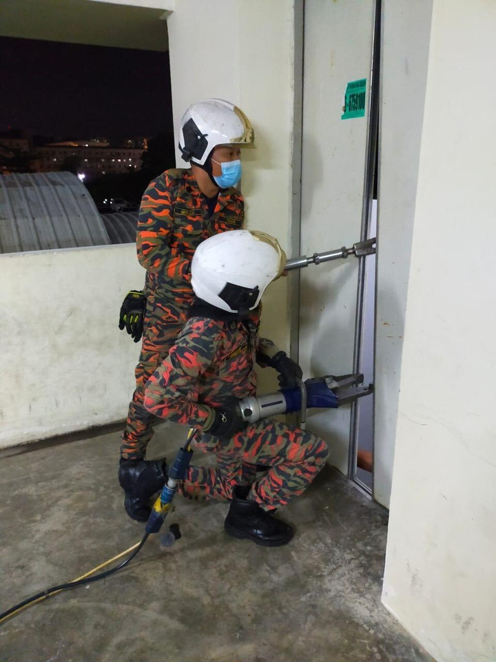 Rùng mình vị khách bị kẹt chân giữa thang máy, camera tiết lộ sự tình không ngờ - 3