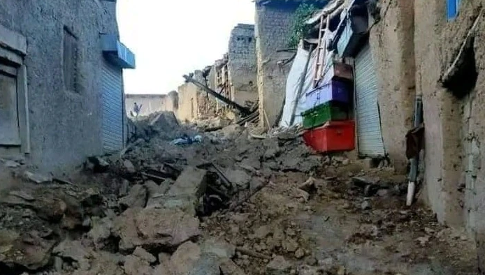 Số người chết vì động đất ở Afghanistan tăng lên hơn 1.000 người - 1