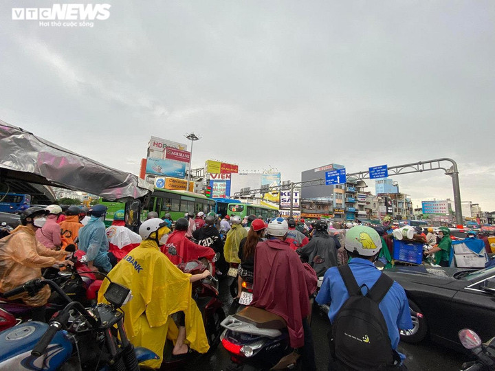 TP.HCM: Mưa lớn làm nhiều đường ngập sâu, người dân bì bõm lội nước dắt xe - 3