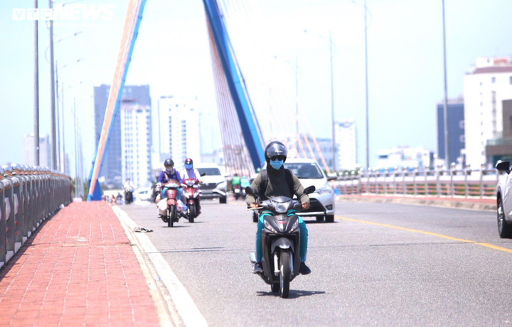 Ảnh: Người lao động oằn mình mưu sinh giữa 'chảo lửa' miền Trung - 1