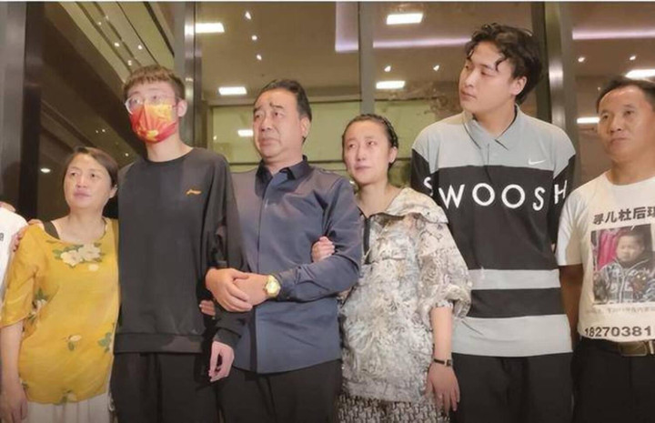 Cậu bé tìm được bố mẹ sau 25 năm bị bắt cóc, sự thật phía sau càng bất ngờ hơn - 5