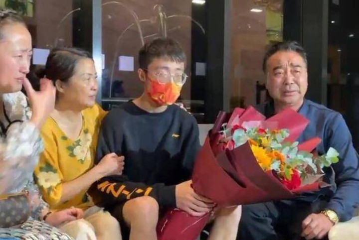 Cậu bé tìm được bố mẹ sau 25 năm bị bắt cóc, sự thật phía sau càng bất ngờ hơn - 4