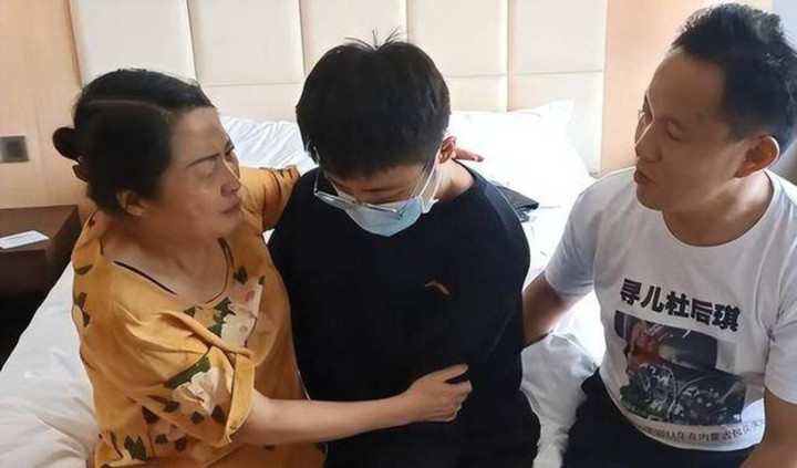 Cậu bé tìm được bố mẹ sau 25 năm bị bắt cóc, sự thật phía sau càng bất ngờ hơn - 3