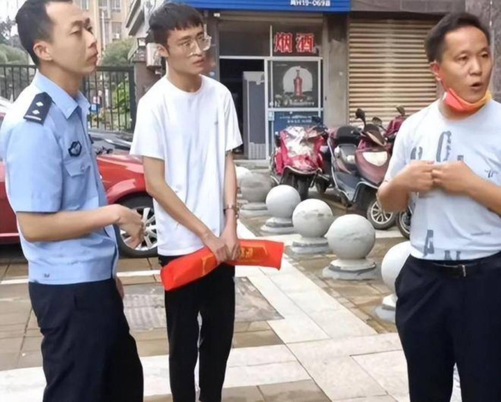 Cậu bé tìm được bố mẹ sau 25 năm bị bắt cóc, sự thật phía sau càng bất ngờ hơn - 2