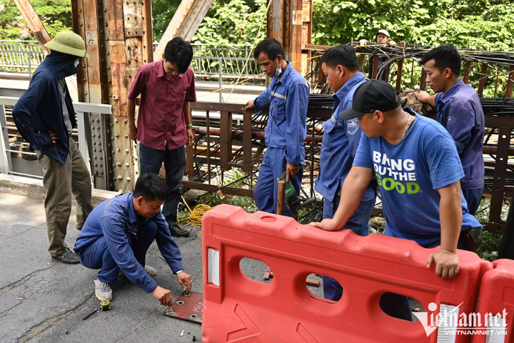 Lắp rào chắn ngăn xe 3 bánh, xe thồ lên cầu Long Biên - 3