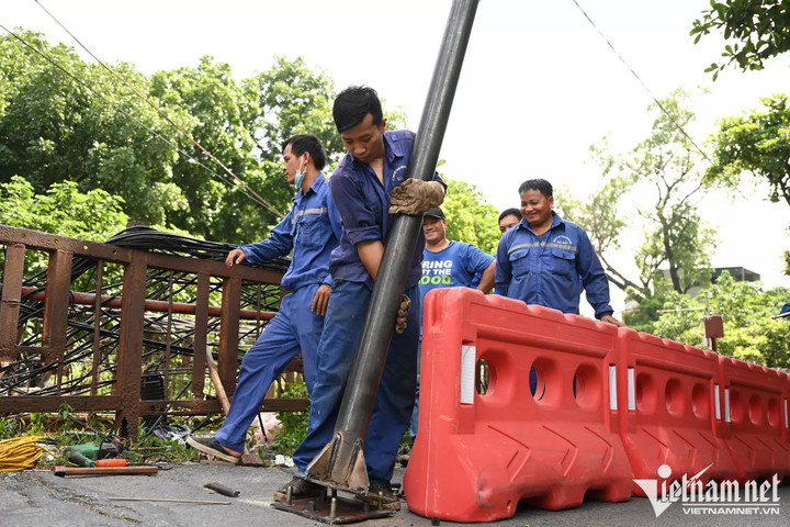 Lắp rào chắn ngăn xe 3 bánh, xe thồ lên cầu Long Biên - 4
