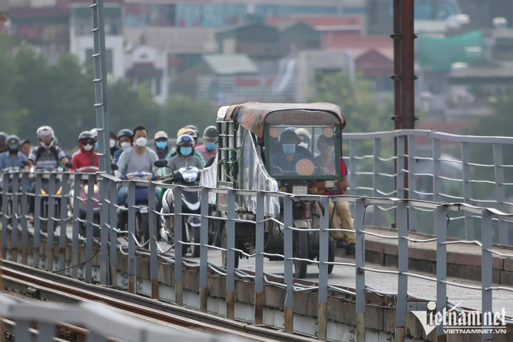 Lắp rào chắn ngăn xe 3 bánh, xe thồ lên cầu Long Biên - 6