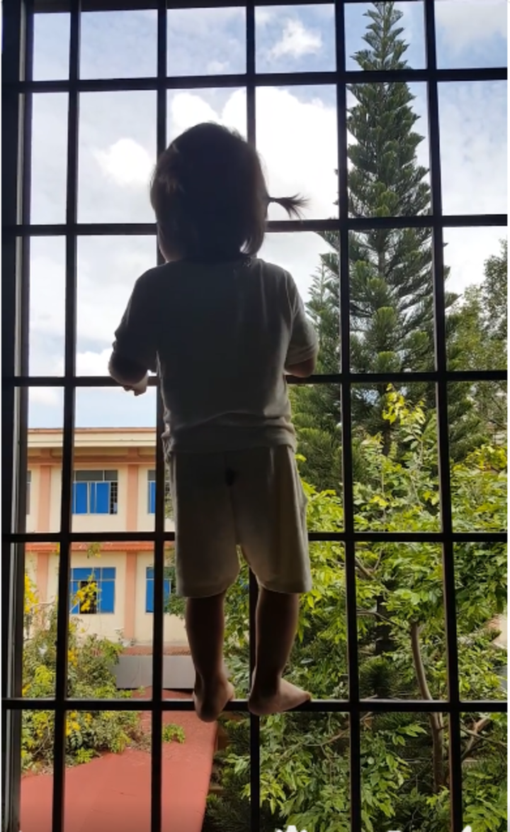 Khoảnh khắc 'tiểu công chúa' tạo bất ngờ cho cả nhà: Đẻ con gái kể cũng 'nhàn' - 2