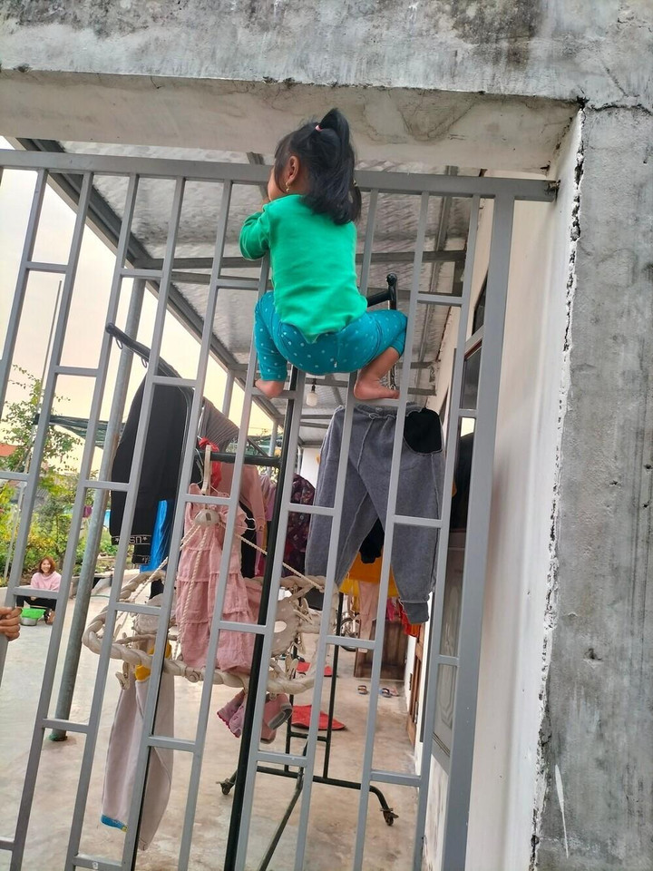 Khoảnh khắc 'tiểu công chúa' tạo bất ngờ cho cả nhà: Đẻ con gái kể cũng 'nhàn' - 4