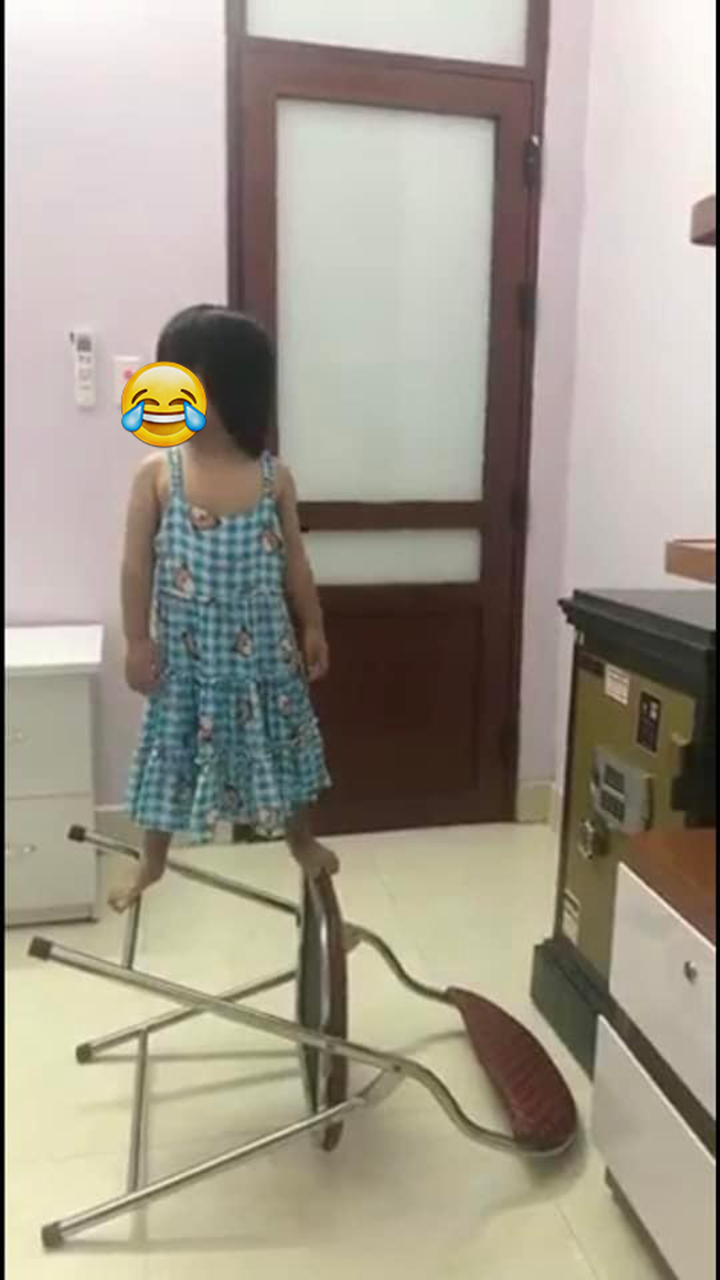 Khoảnh khắc 'tiểu công chúa' tạo bất ngờ cho cả nhà: Đẻ con gái kể cũng 'nhàn' - 6