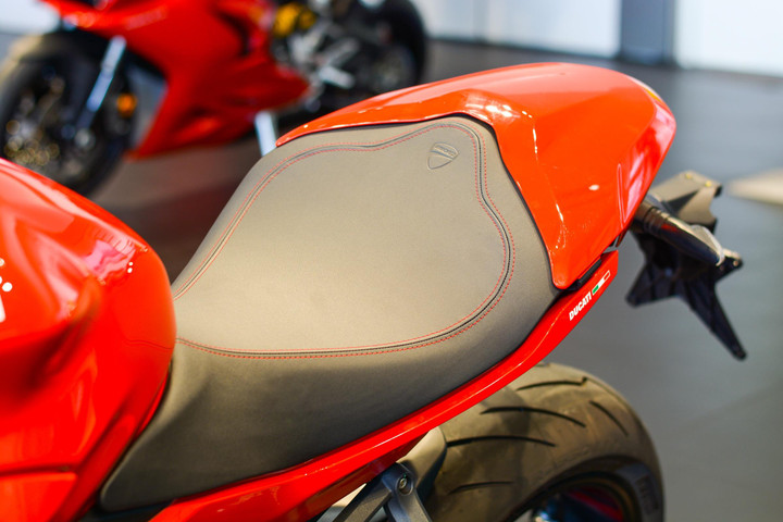 Ducati SuperSport 950 có giá từ 579 triệu đồng tại Việt Nam - 8