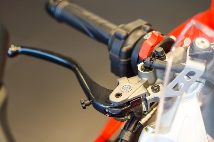 Ducati SuperSport 950 có giá từ 579 triệu đồng tại Việt Nam - 5