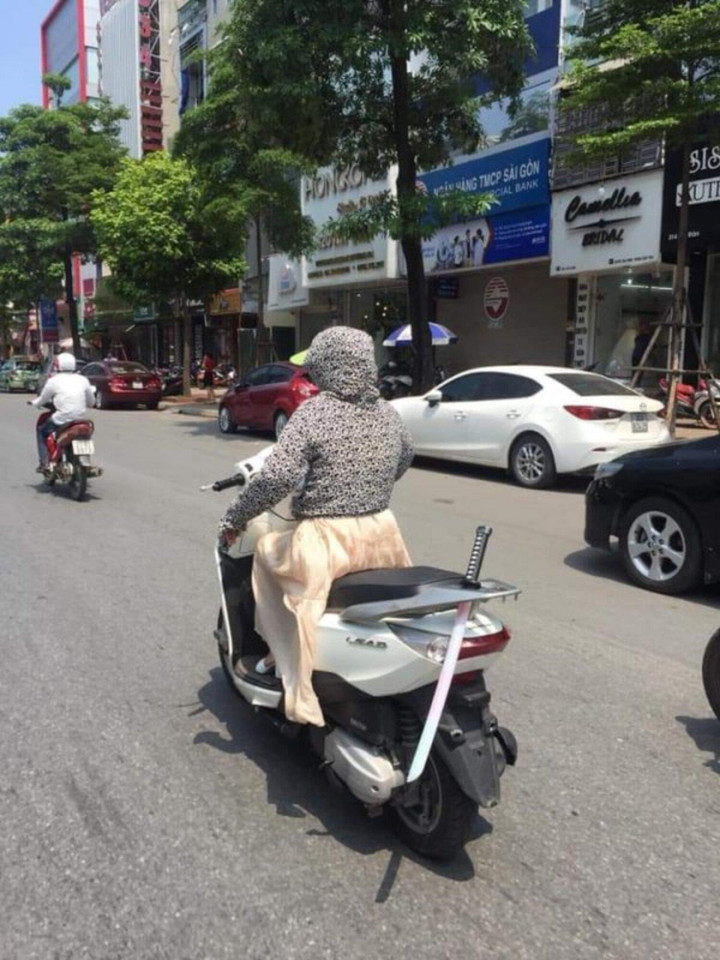 Những pha xử lý của hội 'ninja lead' khiến người đi đường sợ 'tái mặt' - 1