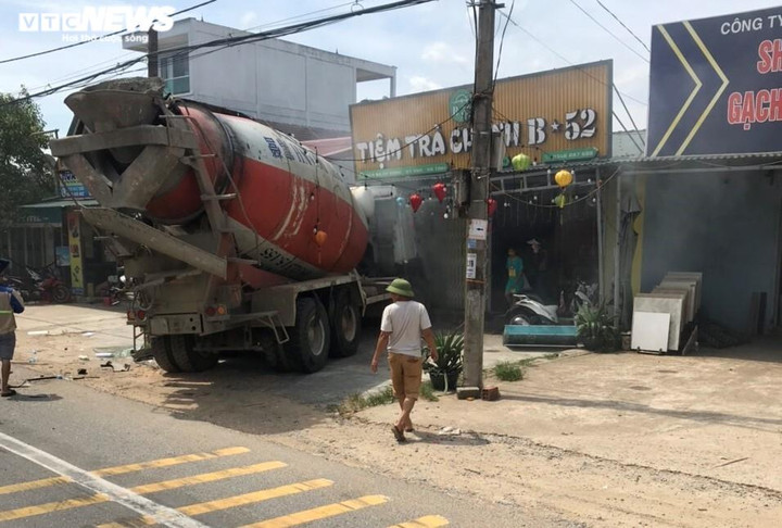 Hà Tĩnh: Xe bồn mất lái lao thẳng vào tiệm trà chanh - 1