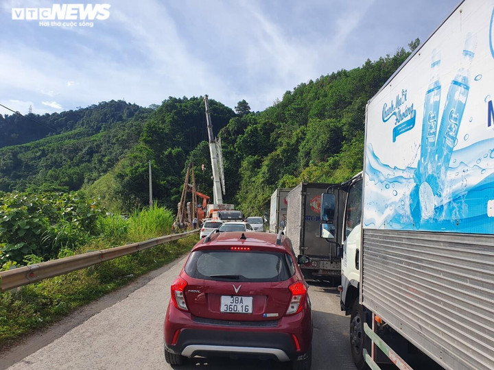 Hà Tĩnh: Xe bồn mất lái lao thẳng vào tiệm trà chanh - 3