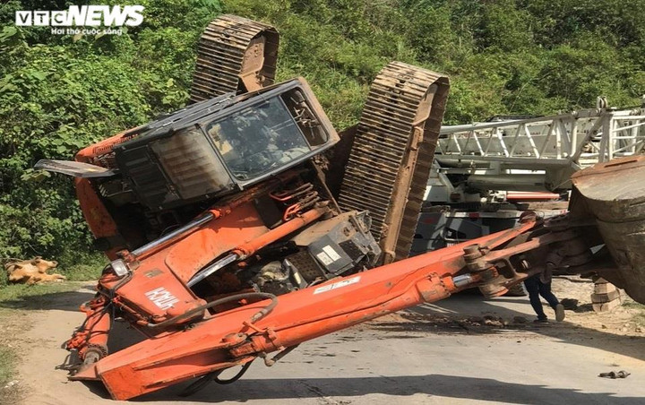 Hà Tĩnh: Xe bồn mất lái lao thẳng vào tiệm trà chanh - 2