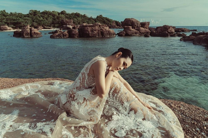 Diệp Bảo Ngọc diện váy cưới lộng lẫy giữa biển trời Phú Quốc - 6