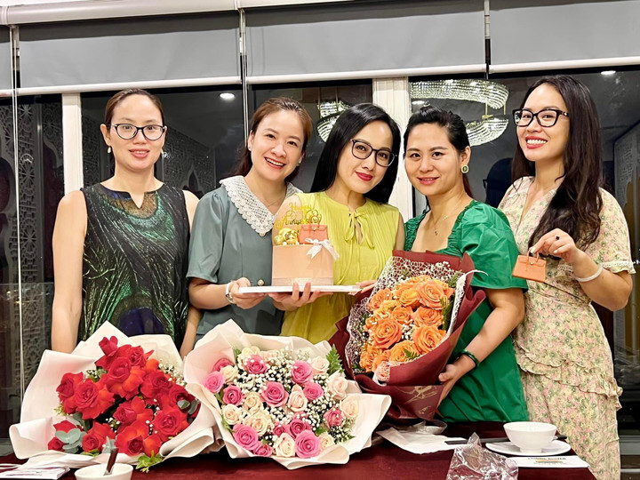 Sao Việt 23/6: Đăng ảnh cũ, Việt Hương nghẹn ngào nhớ kỷ niệm với Phi Nhung - 4