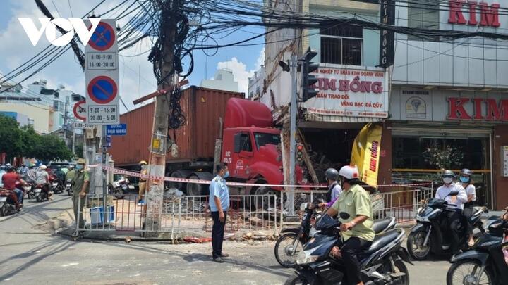 Container mất lái đâm vào tiệm vàng ở TP.HCM - 1