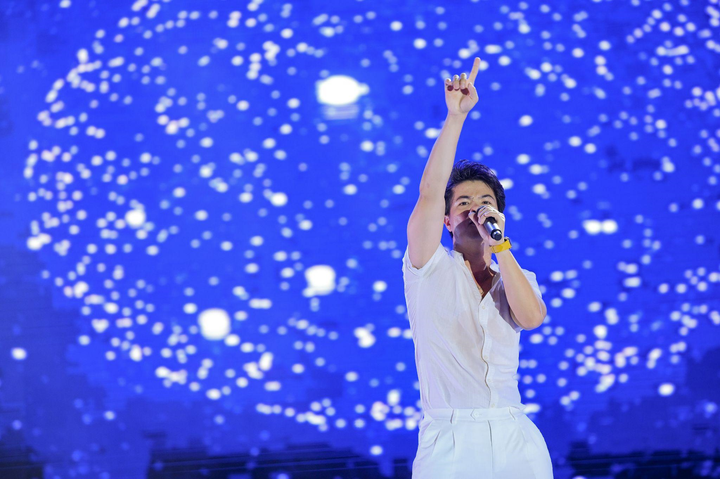 Đan Trường mang 'Tình khúc vàng' đến khán giả Sầm Sơn tại đêm Sun Fest thứ 9 - 1