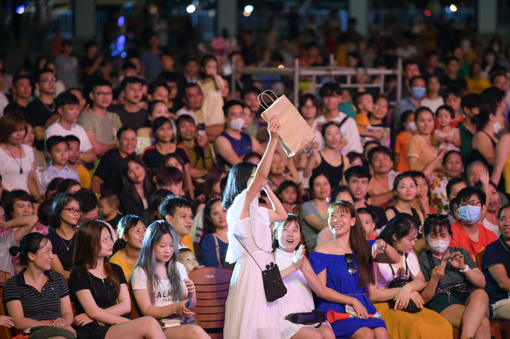 Đan Trường mang 'Tình khúc vàng' đến khán giả Sầm Sơn tại đêm Sun Fest thứ 9 - 2