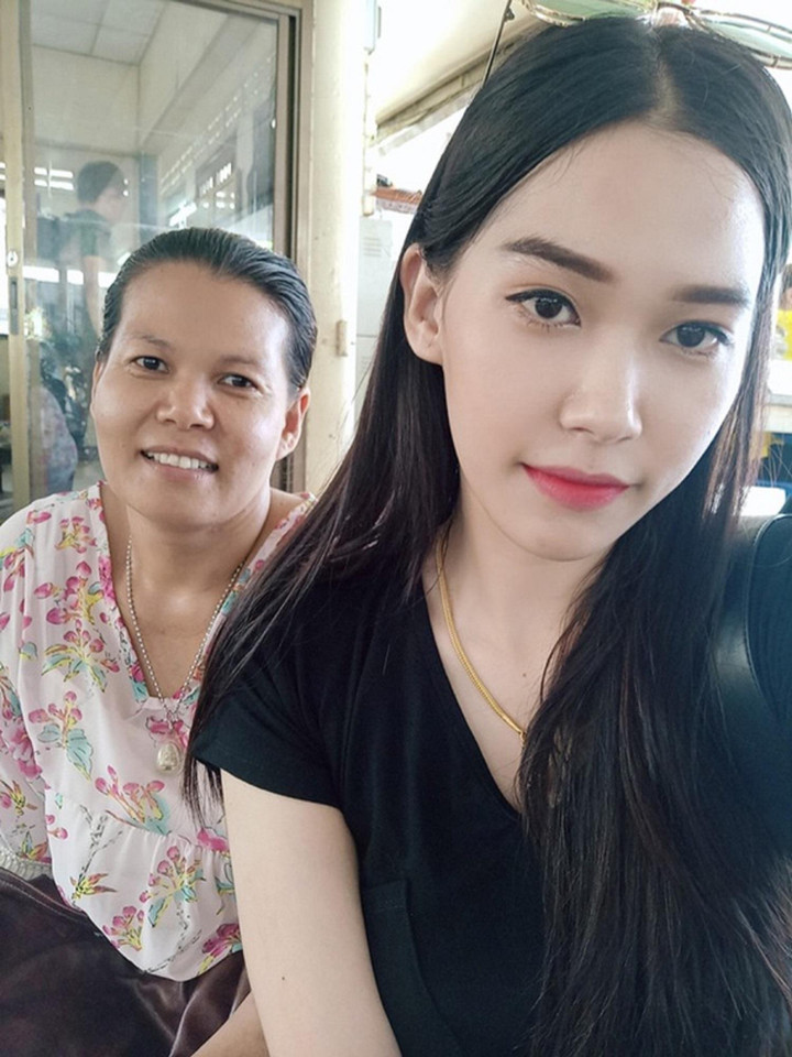 ‘Hoa hậu nhặt rác’ quỳ lạy mẹ sau đăng quang 7 năm trước và màn lột xác bất ngờ - 4