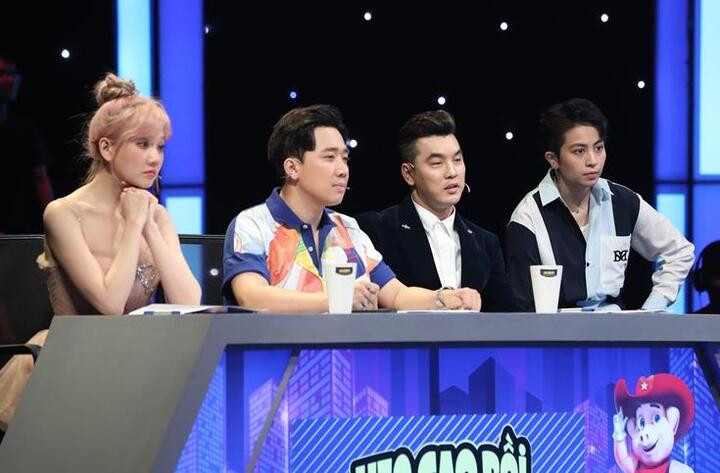 Trấn Thành bị bà xã bóc mẽ dùng giày độn trên truyền hình - 1