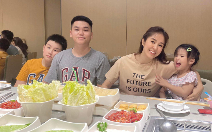 Sao Việt 25/6: Việt Hương tình tứ bên ông xã trong chuyến du lịch biển - 3