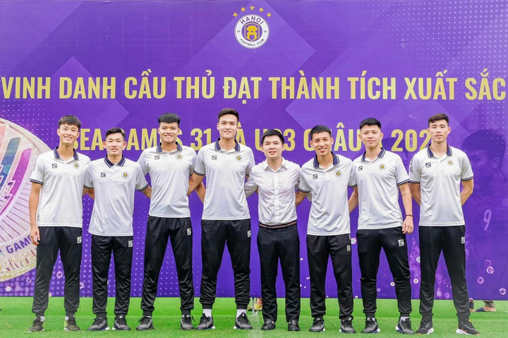 Đỗ Hùng Dũng bất ngờ nhận thưởng 800 triệu đồng sau SEA Games 31 - 1