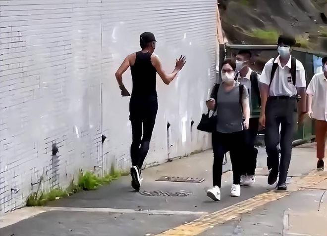 Khán giả sốc với ngoại hình gầy gò, già nua của Châu Nhuận Phát - 2