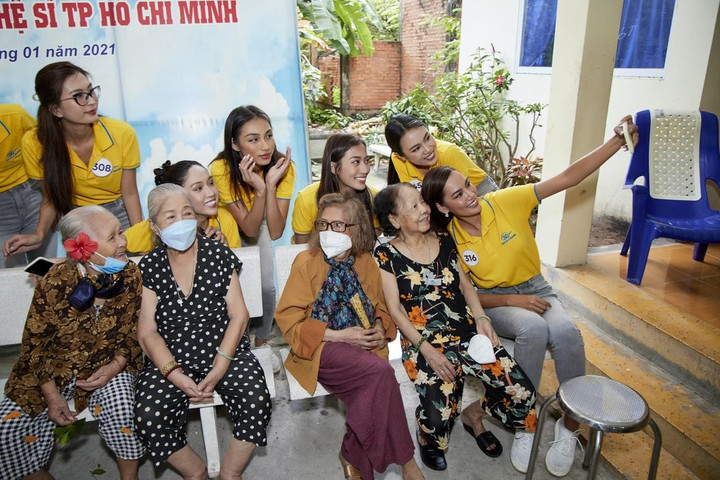 Hoa hậu hoàn vũ trải nghiệm không gian giao dịch hiện đại ở một ngân hàng - 4