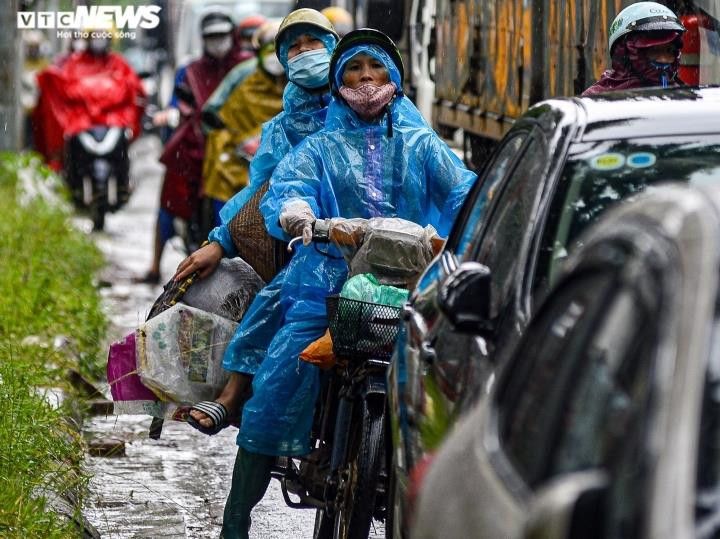 Thời tiết ngày 24/6: Miền Bắc mưa rào và dông, miền Trung nắng cháy da - 1