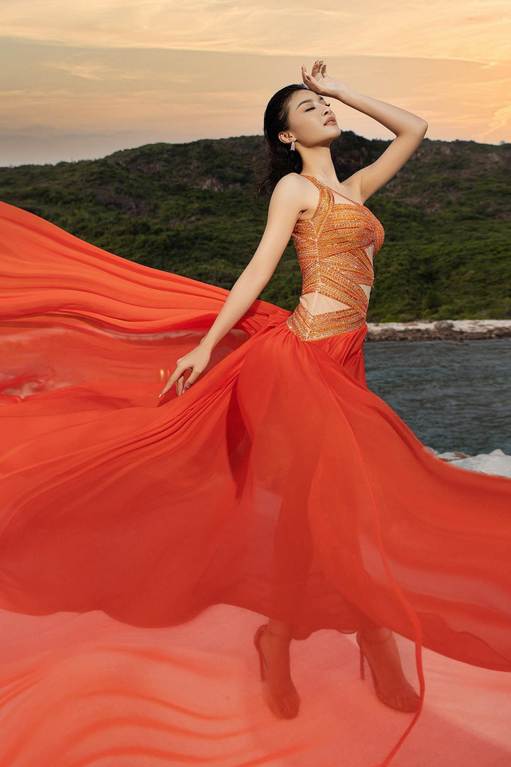 Top 3 Miss World Vietnam 2019 'đọ dáng' với bikini trước khi hết nhiệm kỳ - 5