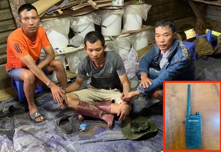 Triệt phá sới bạc trong rừng, thu giữ bộ đàm và nhiều xe máy - 1
