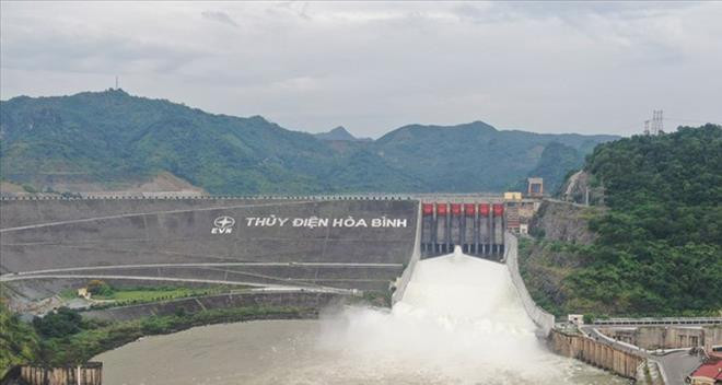 Chiều nay Thuỷ điện Hoà Bình mở cửa xả đáy thứ nhất - 1