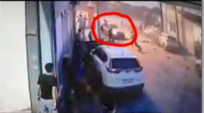 Phó Giám đốc lao xe vào công ty của vợ: Một nữ công nhân tử vong - 1