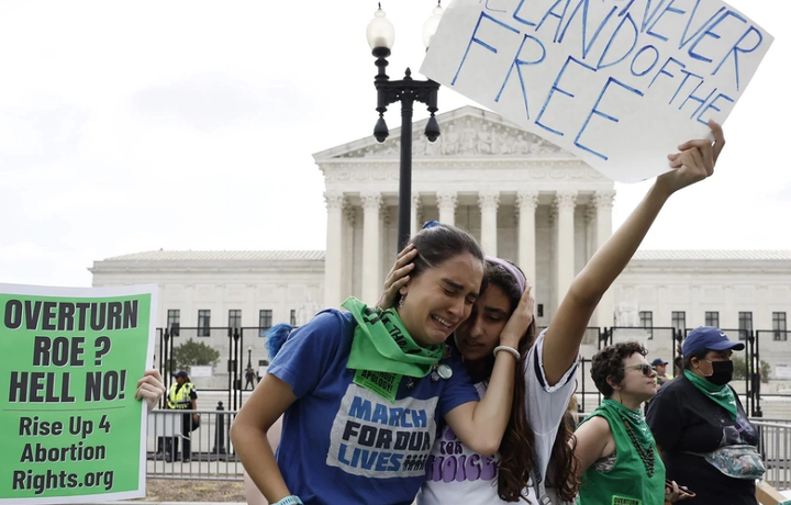 Nhiều thành phố Mỹ nổ ra biểu tình sau phán quyết của Tòa án tối cao - 1