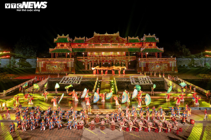 Ảnh: Đại Nội Huế khoác tấm áo mới lung linh trong đêm khai màn Festival Huế 2022 - 6