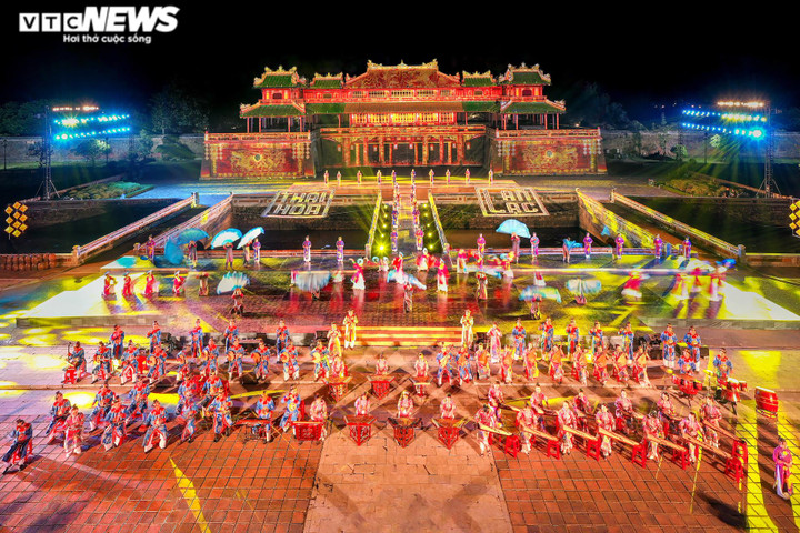 Ảnh: Đại Nội Huế khoác tấm áo mới lung linh trong đêm khai màn Festival Huế 2022 - 1