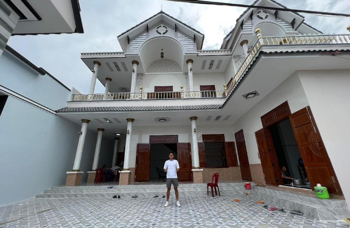 Tuyển thủ U23 Việt Nam tiết kiệm, vay tiền xây nhà báo hiếu bố mẹ - 1