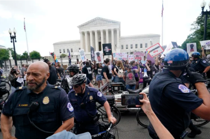 Nhiều thành phố Mỹ nổ ra biểu tình sau phán quyết của Tòa án tối cao - 4