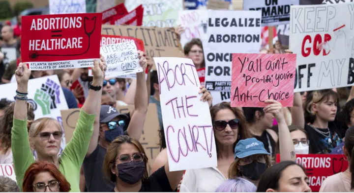 Nhiều thành phố Mỹ nổ ra biểu tình sau phán quyết của Tòa án tối cao - 3