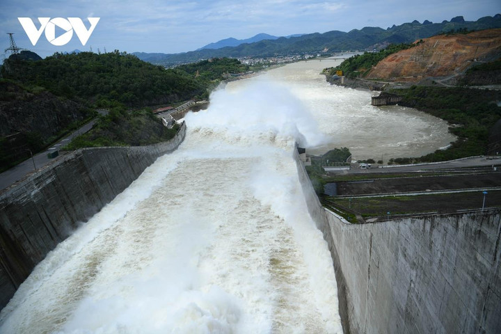 Mở cửa xả đáy thứ hai hồ thủy điện Hòa Bình vào 15h chiều nay - 1