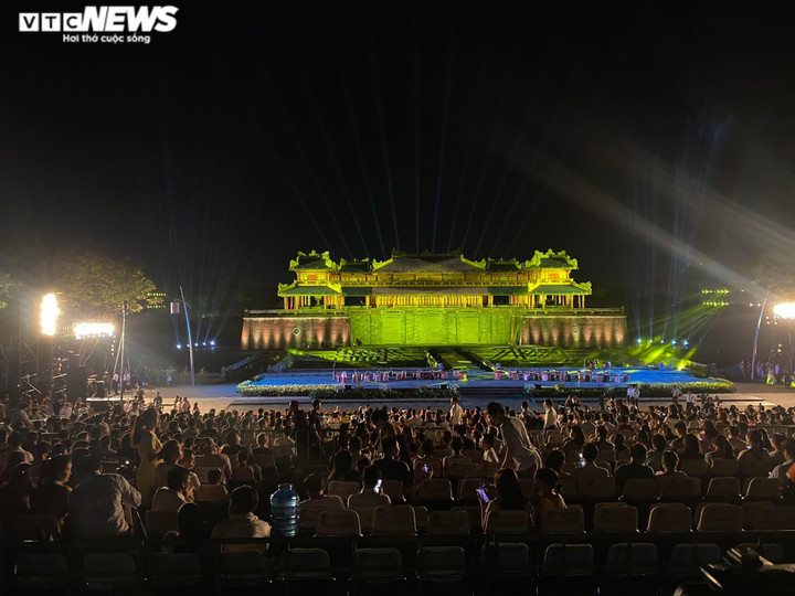 Ảnh: Đại Nội Huế khoác tấm áo mới lung linh trong đêm khai màn Festival Huế 2022 - 2