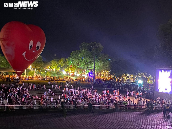 Ảnh: Đại Nội Huế khoác tấm áo mới lung linh trong đêm khai màn Festival Huế 2022 - 5